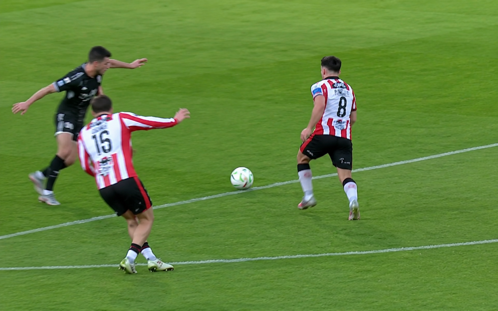 Adam O’Reilly moving onto the ball during Derry City’s attacking combination