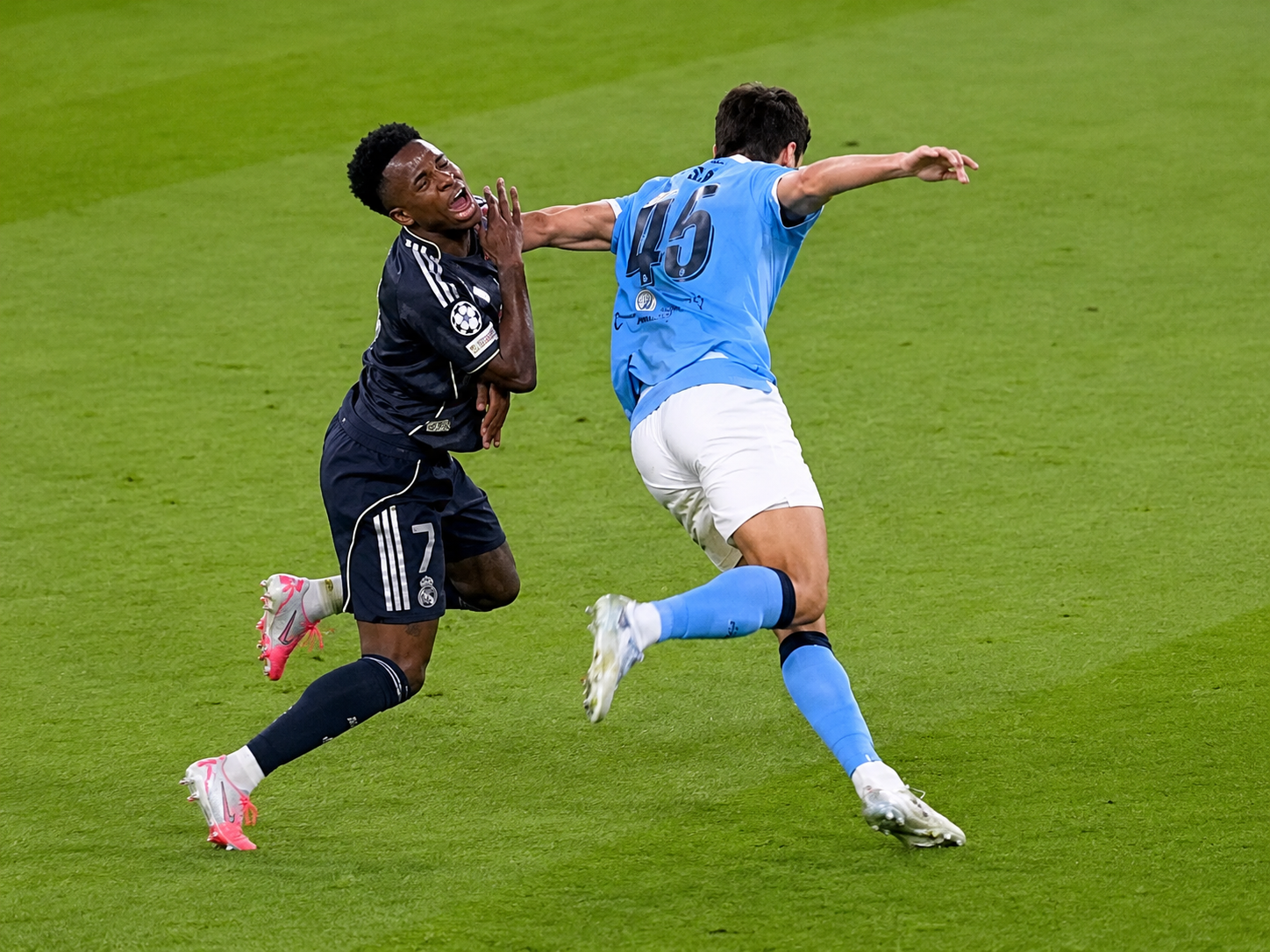 Khusanov challenging Vinícius Júnior during a match